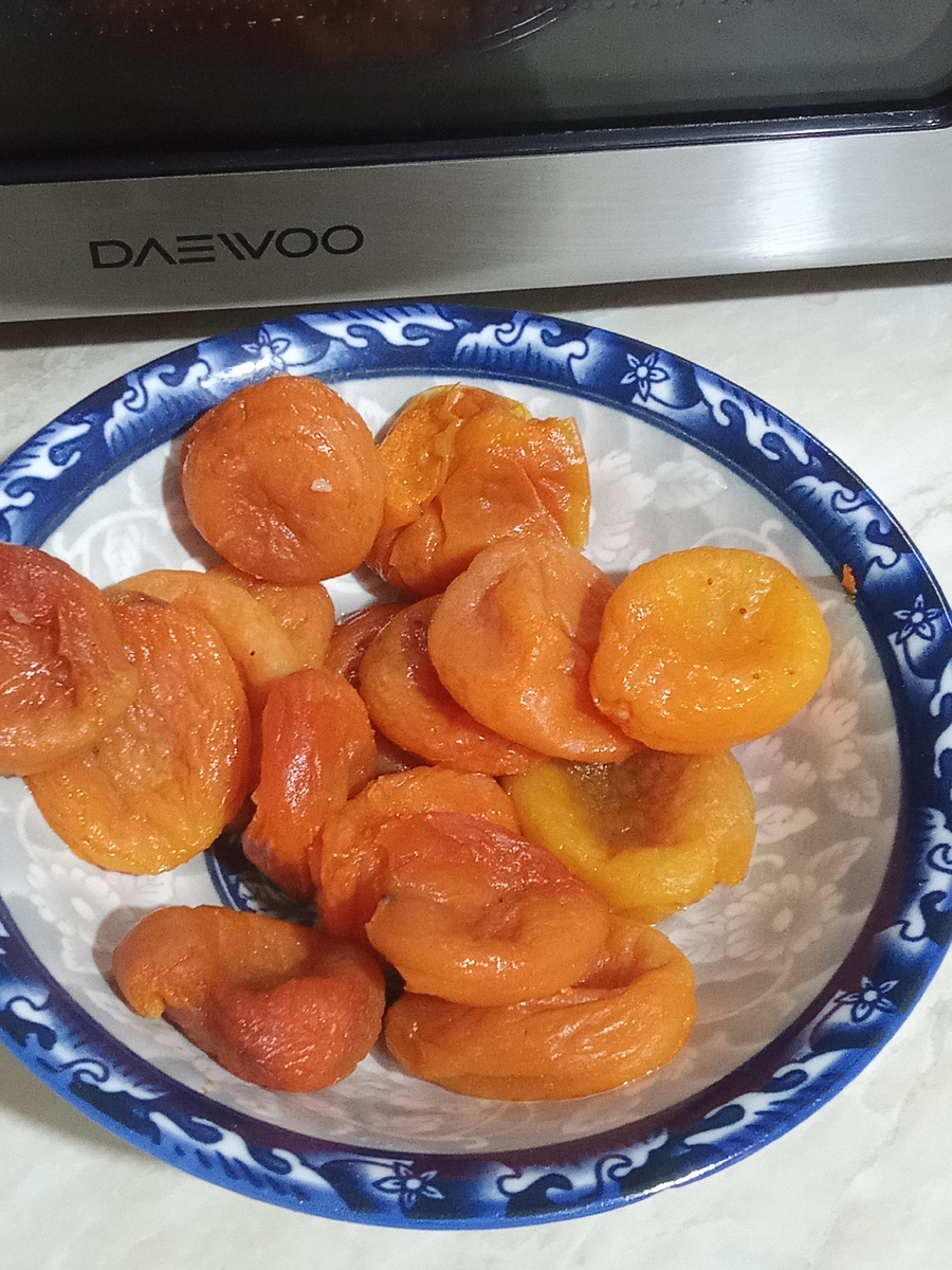  Курага замочена в кипятке.