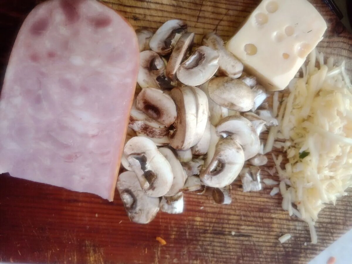 Образец нарезки. Ветчину наризаем мелкими кусочиками. Грибы лучше слегка обжарить или взять маринованые шампиньоны. Картошку вареную трём на крупной тёрке. Сыр любой трём на крупной тёрке. Специи по вкусу. У меня чёрный перец, и хмели сунели. 