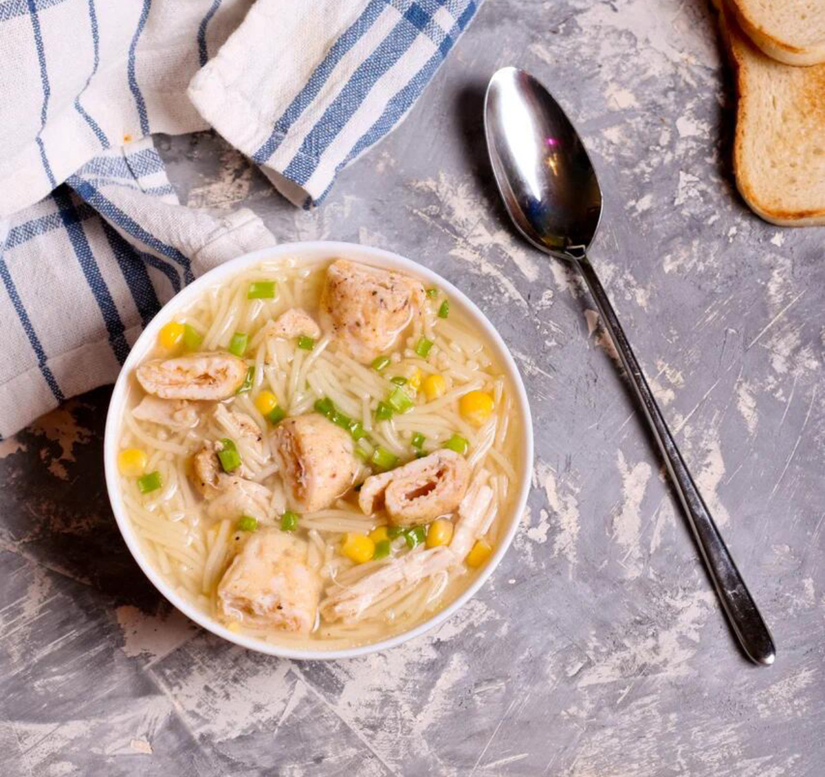 А вот суп на курином бульоне, с яичными блинами и вермишелью я люблю