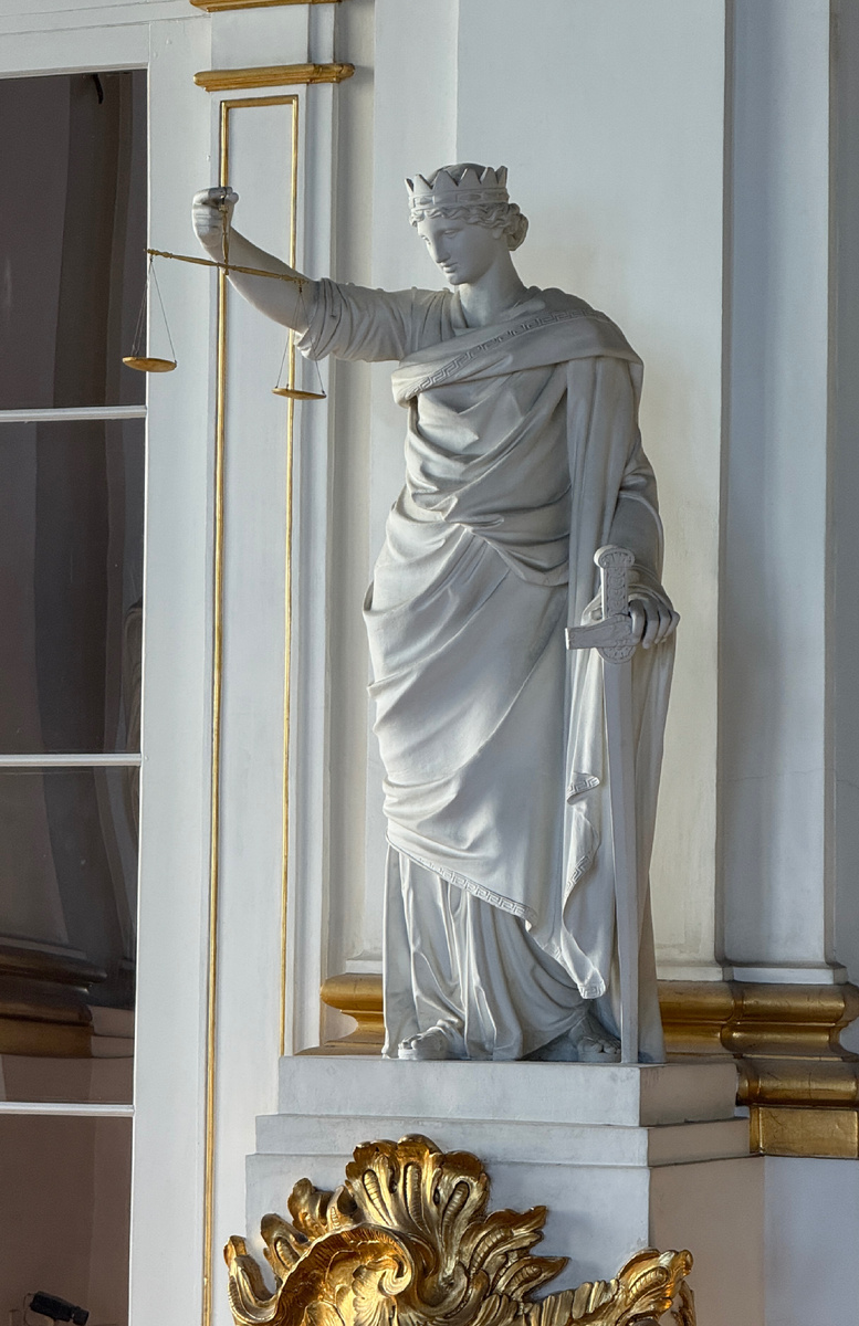 Статуя Фемиды установленная в Эрмитаже 