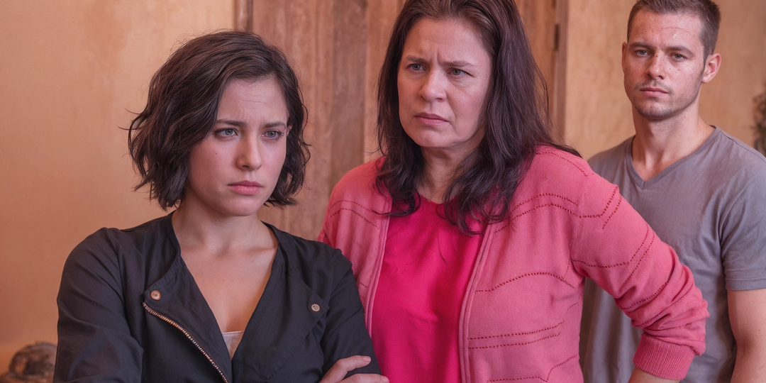 Муж пригласил маму к нам в гости на неделю, а она живёт уже несколько месяцев