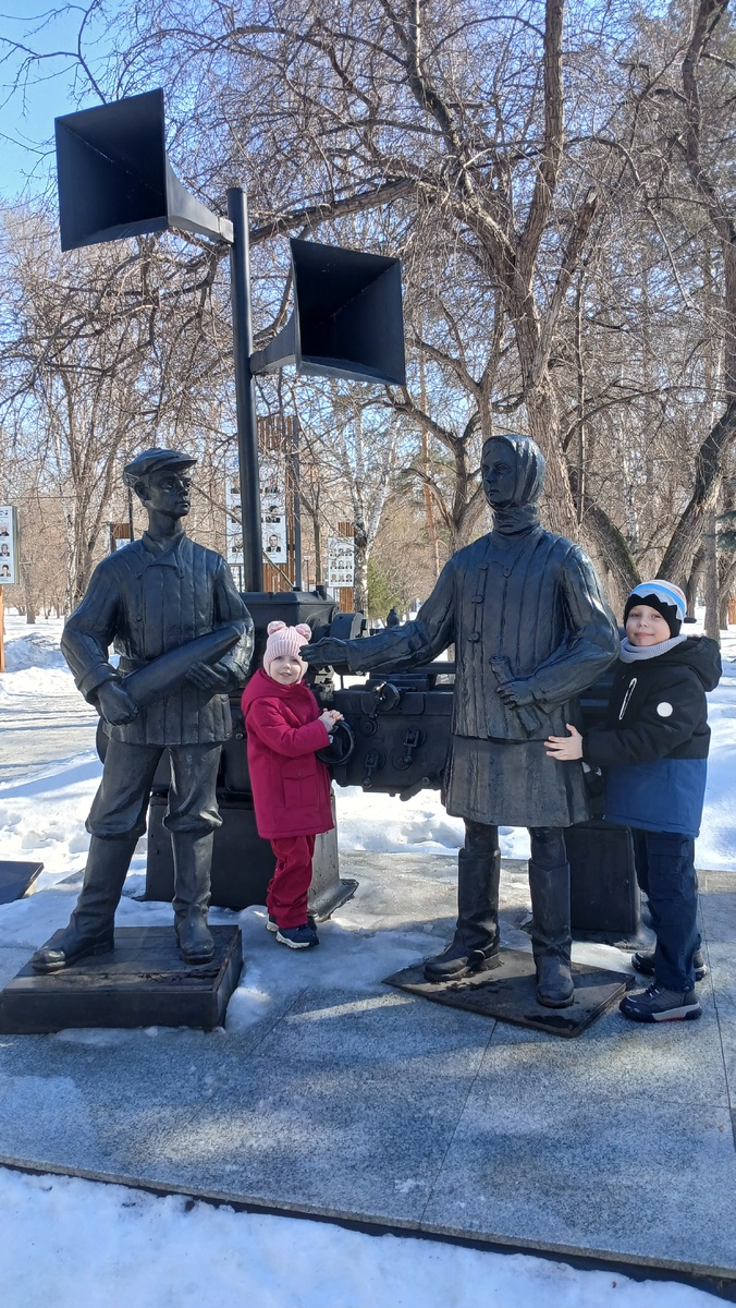 Памятник труженикам тыла в Челябинске посвящён детям и подросткам, которые в годы Великой Отечественной войны работали на заводах, заменяя ушедших на фронт мужчин.