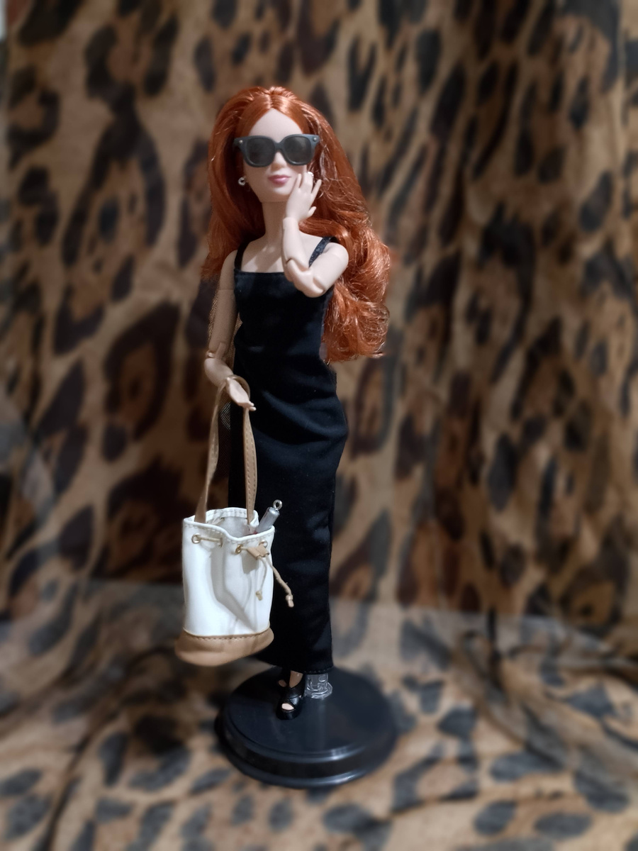 Очень она мне тут О.Хепберн в "Завтраке у Тиффани" напоминает 