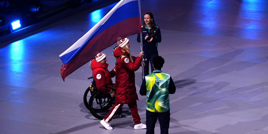 Российские спортсмены прошли с флагом на закрытии Паралимпиады
