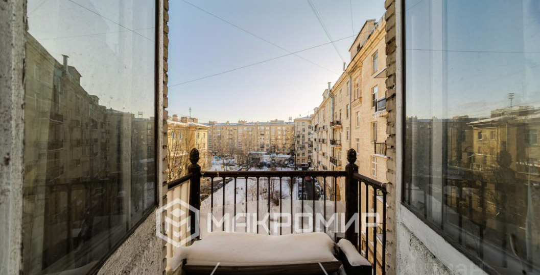 Недорогая сталинка напротив метро «Ломоносовская» — зеленый двор, неплохое состояние и приятная цена.