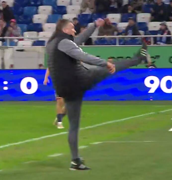 Андрей Талалаев отправляет мяч на трибуну. Скриншот с видео "Матч Премьер"