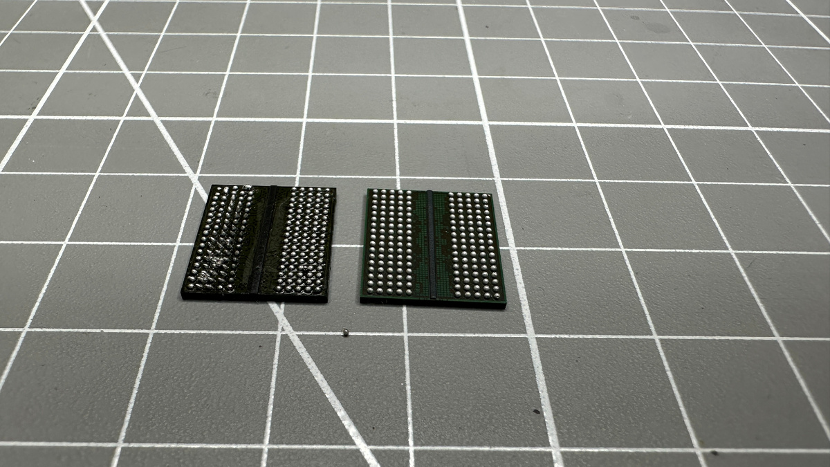 Справа новая память, слева б.у., которая "никогда" не учавстовала в майнинге. На б.у. памяти текстолит значительно темнее