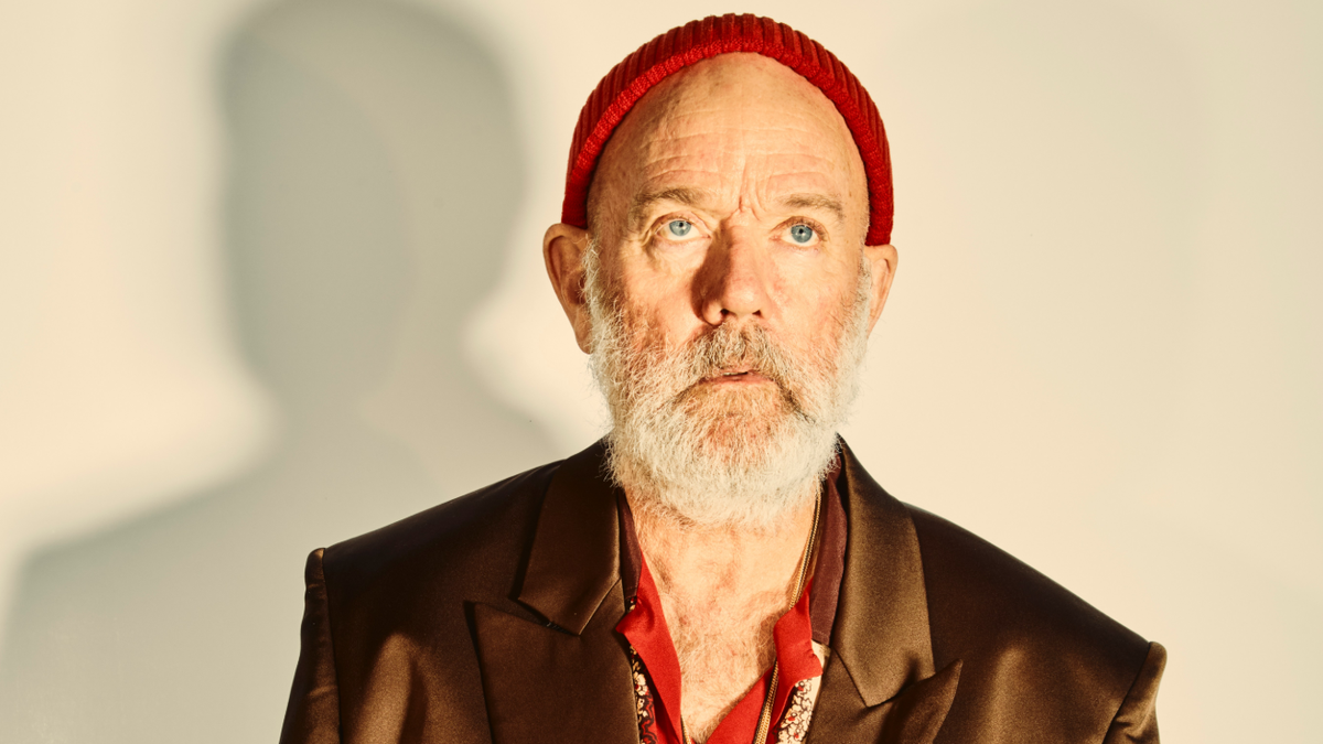 Рубашка, £684, Bode. Пиджак, £3990, Saint Laurent by Anthony Vaccarello. Джинсы, £790, Celine. Шляпа, очки (в кармане пиджака), ожерелья и кольцо (на протяжении всего материала) — собственность Майкла. Фото: Кристофер Андерсон для The Sunday Times