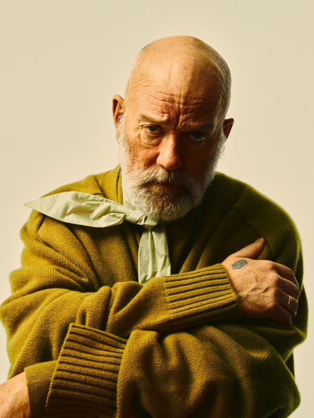 Шейный платок £395, Rolf Ekroth. Джемпер, £512, и кардиган, £1279, Extreme Cashmere. Кольцо (на протяжении всего материала) — собственность Майкла. Фото: Кристофер Андерсон для The Sunday Times