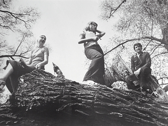 Я в юбочке, в брюках журналистка Тоня Глущай, справа водитель нашего дребезжащего Уазика. Мы сотрудники сельского отдела, он же областной, приехали в дальний уголок родного Подмосковья.