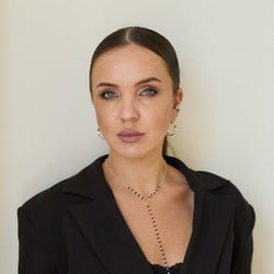    — Я убеждена: бизнесу лучше, чтобы его не трогали — не жали, не прижимали, не ужимали. Нормальный бизнес всегда найдет поддержку в лице другого бизнеса: через коллаборацию, интеграцию, обмен опытом. Объясните сначала людям, целевым группам, что такое для начала Агентство стратегических инициатив. Очень много они работают с молодежью, делают какие‑то крупные проекты с большими вложениями — но до конечного предпринимателя, до меня например, эта поддержка не доходит. Ни рекламой, ни мероприятиями, ни реальной помощью. Я вот честно скажу: я не понимаю, как мне, владельцу небольшого агентства, воспользоваться этими программами. Где инструкция? Где пошаговая схема? Непонятна в конечном итоге их цель. Что они хотят получить — мне как потребителю, например, непонятно. Тратятся большие деньги, запускаются громкие проекты, а какой от них практический эффект для малого бизнеса? Где понятные инструменты, которые я могу взять и применить завтра в своем агентстве? Мне не нужны отчеты о количестве проведенных форумов — мне нужны рабочие механизмы, — говорит основатель SMM-агентства «Без воды» Алиса Лисовая.