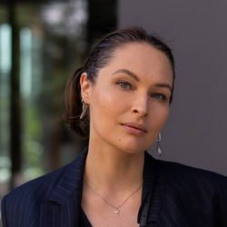    — Лучшая поддержка — это не мешать нам делать свою работу. И нет никаких вопросов к этому на уровне региона, все трудности в нашей сфере связаны либо с мировыми событиями, либо с новыми законами. В регионе нам иногда требуются площадки и бюджеты для проведения бесплатных мероприятий — для нас лучшей поддержкой была бы помощь в этих вопросах. В остальном, думаю, помощь больше нужна представителям других сфер внутри креативных индустрий. Опять же, насколько я вижу, на уровне региона она всегда оказывается, — считает основательница SMM-агентства FRAGENCY Регина Фасхеева.