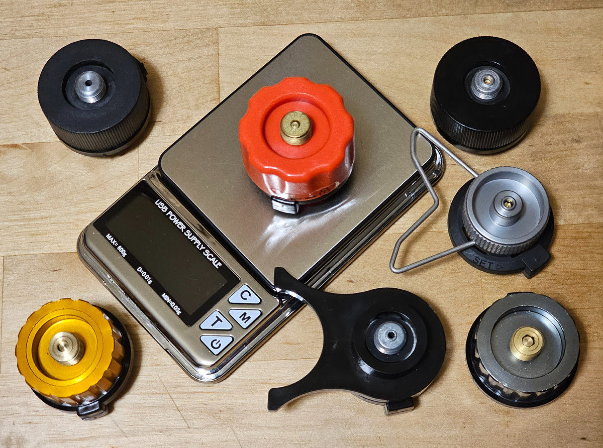 Адаптеры-переходники от разных производителей с "бытового" газового баллона-"дихлофоски" на резьбовой "туристический" стандарт.