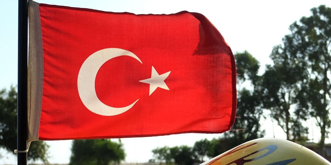 Необычный зеленый свет в небе вызвал панику в Турции, пишут СМИ