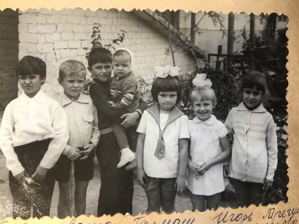 У нашего подъезда. Саша Бобик, Саша Гармаш, Игорь Трегубенко с братом, Оксана Панкова, Таня Каленцова, Наташа Артемьева.