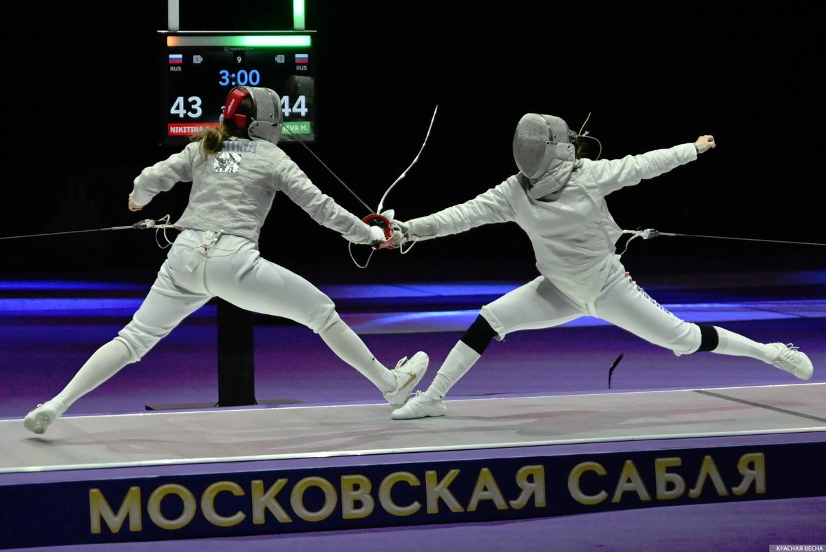     Малена Кунашева (справа) наносит победный удар на соревновании «Московская сабля» 2026г   
Иван Лазебный (с) ИА Красная Весна