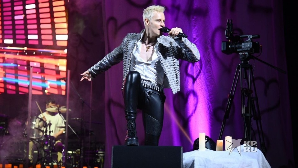 Шутил про Байкал, собирал деньги со зрителей: что творил SHAMAN на концерте в честь 30 лет на сцене