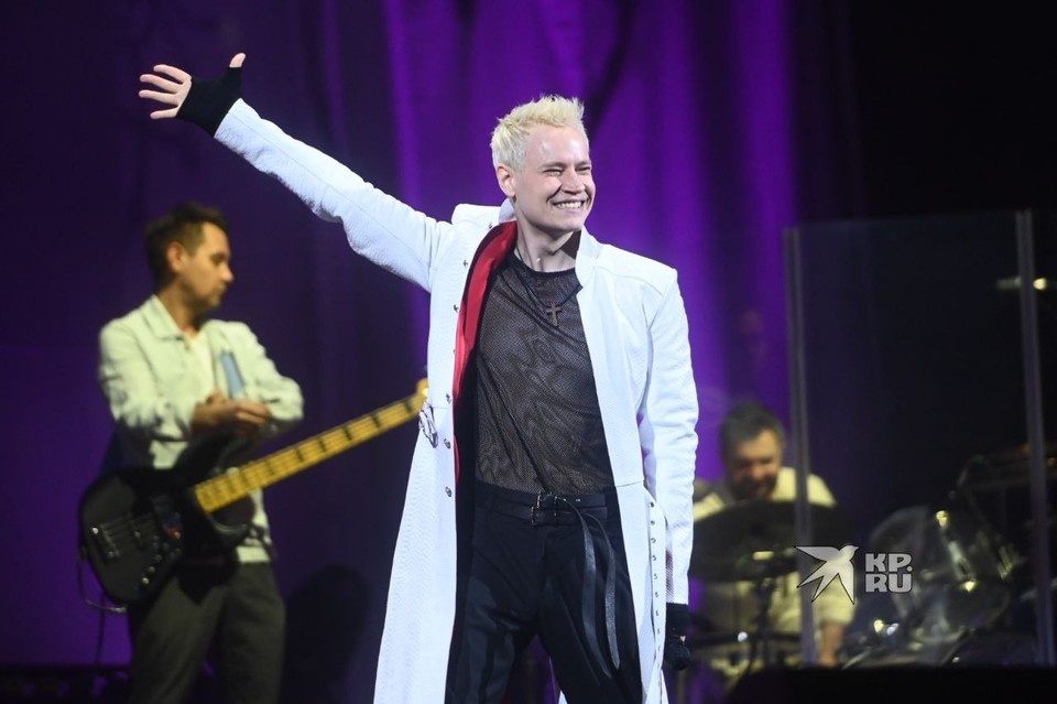    Певец вышел к зрителям в белом плаще с красной подкладкой Ольга ЮШКОВА