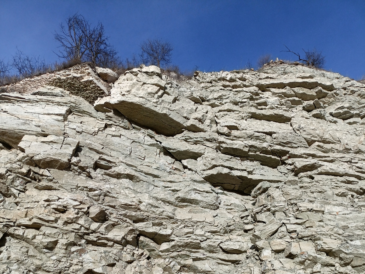 Фото автора: скала у дороги (Дагестан, январь 2024)