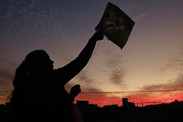Женщина запускает воздушного змея в Беаваре, Раджастан, Индия, 14 января 2021 года / Sumit Saraswat/Keystone Press Agency/Global Look Press   📷