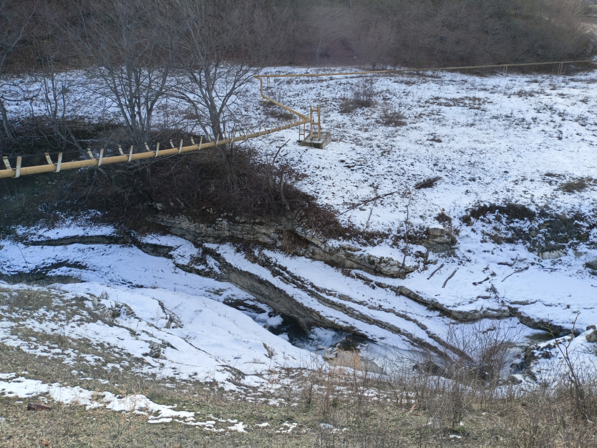 Фото автора: немного снега на берегах речки Аркаслыор. Газопровод в горах (а ведь хотела было удалить эту фотографию)(Дагестан, январь 2024)