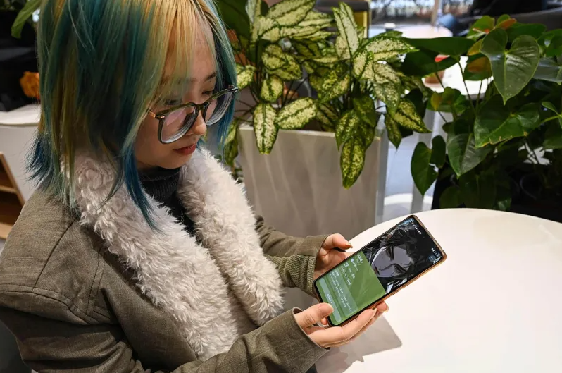 Девушка показывает своего цифового мужа