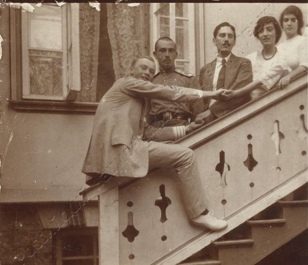 Прокофьев С.С. в группе из пяти человек на лестнице дома, Гурзуф 1914 г.
