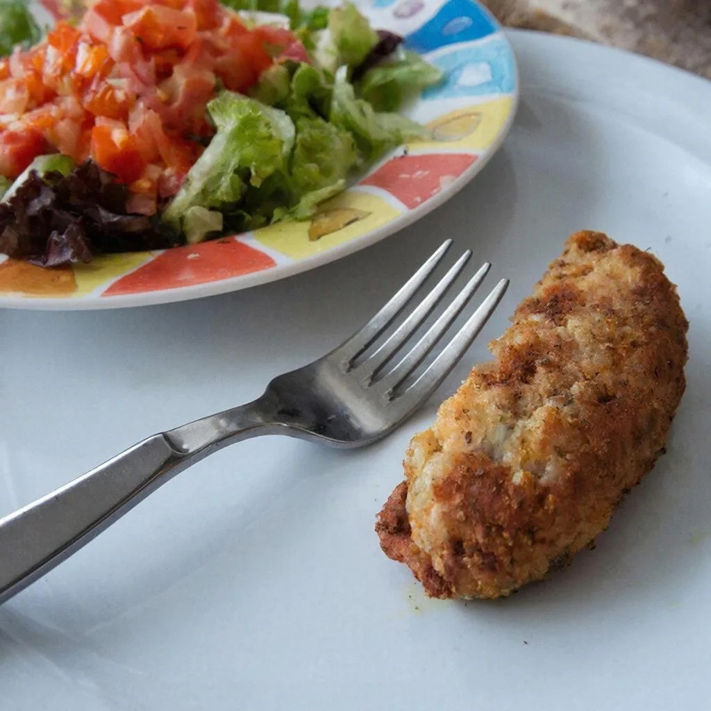 Ему котлета....ей салат ( свежий)