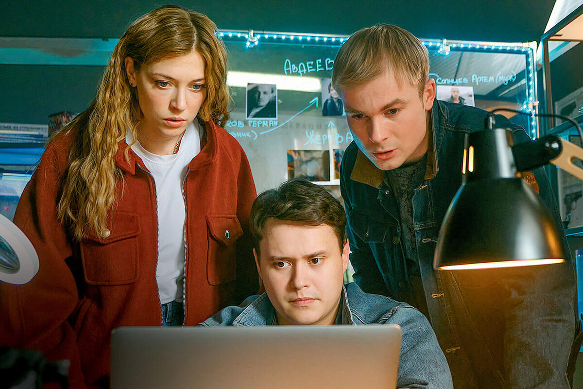    «Если бы я на сто процентов относилась к мистике скептически, я вряд ли справилась бы с ролью. Потому что сложно делать то, во что не веришь» С Никитой Мареевым и Макаром Запорожским в сериале «Менталистка» Пресс-служба ТВ-3