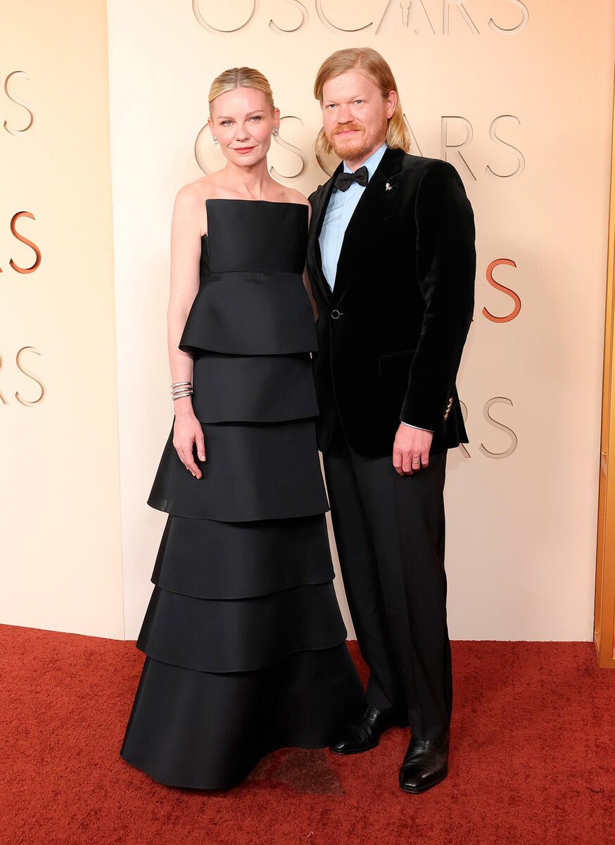 Mike Coppola / Getty Images📷Кирстен Данст и Джесси Племонс