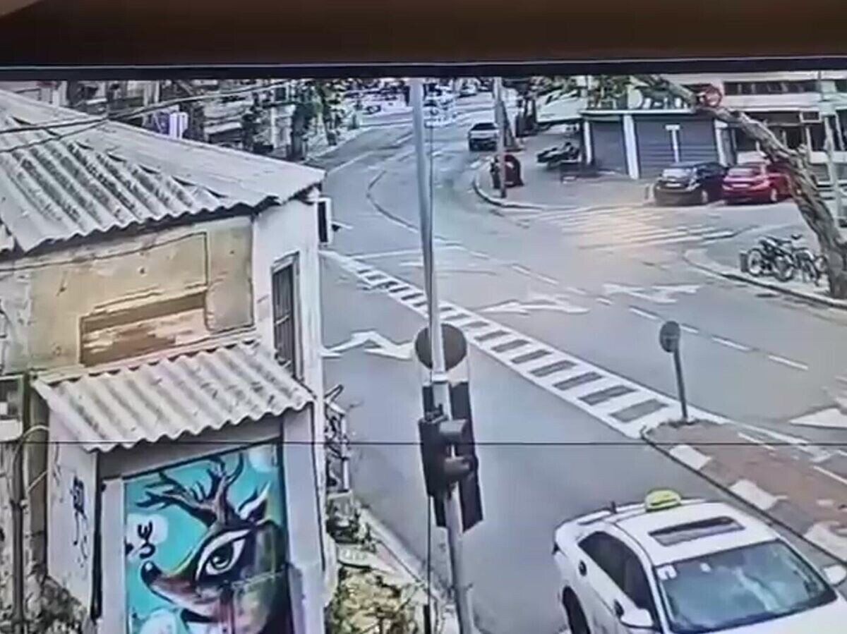 На улице в Тель-Авиве. сейчас прилетит... фото: яндекс