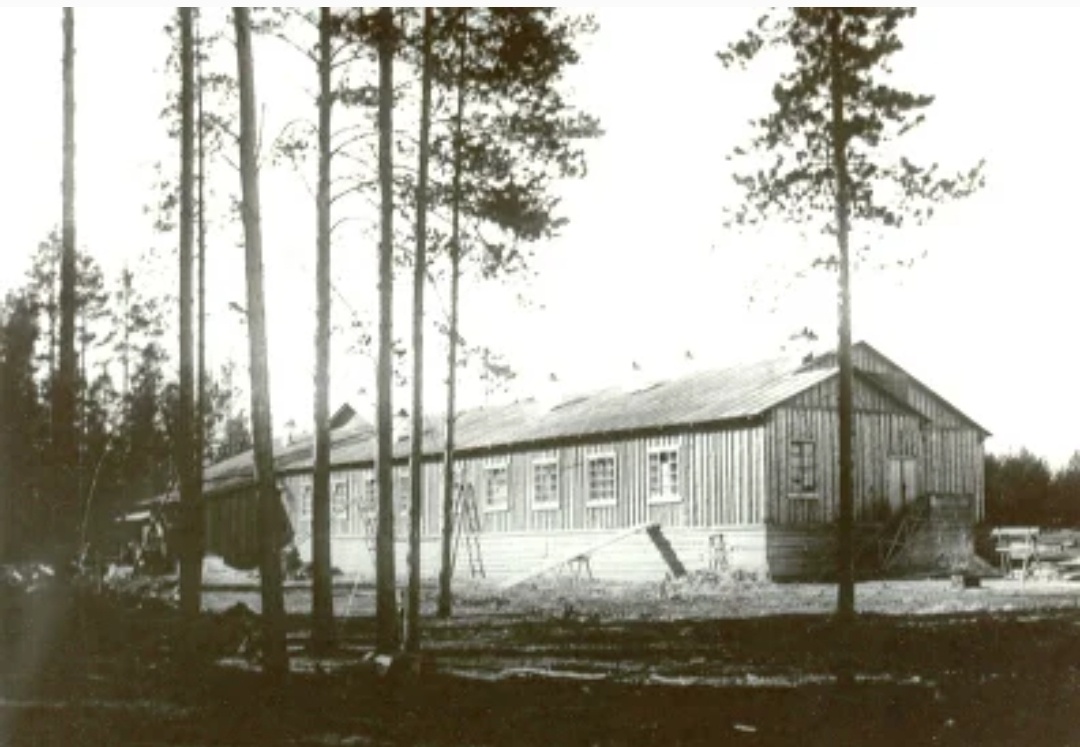 Клуб им. Сталина Уралмашстроя, построенный в 1920-ег г. Автор фото: Н. К. Татарченко. Источник: Музей  Уралмаш завода, г. Екатеринбург