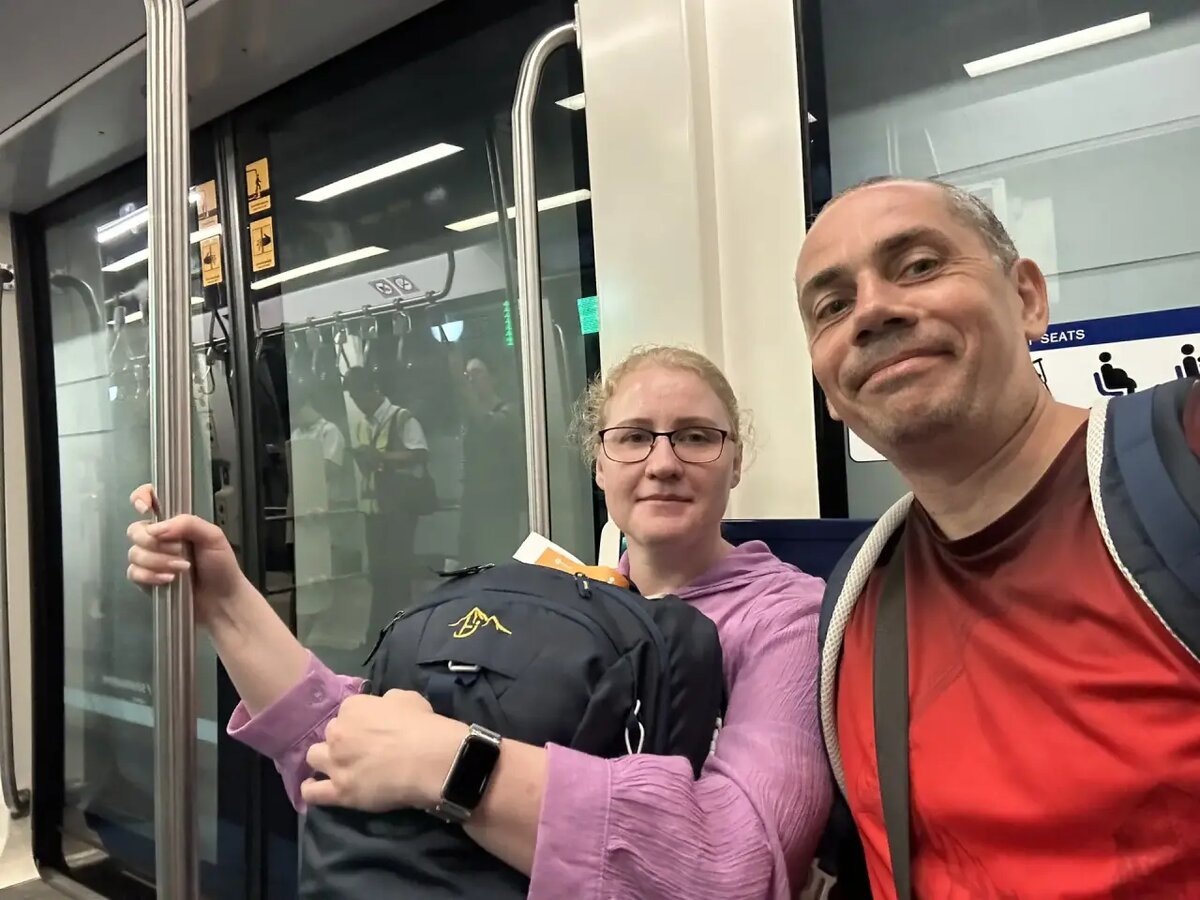 Едем в метро к выходу на посадку через "рукав". Технологии!