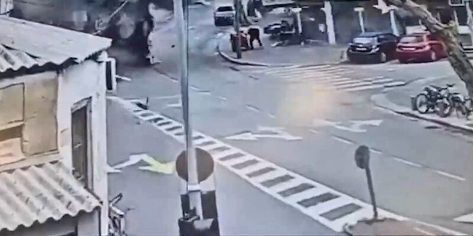    Падение кассетного боеприпаса рядом с людьми в Израиле сняли на видео. Фото: Видео полиции Израиля