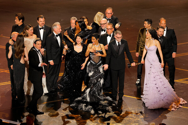 Режиссер Пол Томас Андерсон и актеры празднуют получение премии «Оскар» за лучший фильм «Битва за битвой» во время церемонии вручения 98-й премии в Голливуде, Калифорния, США, 16 марта 2026 года / Mike Blake/Reuters   📷