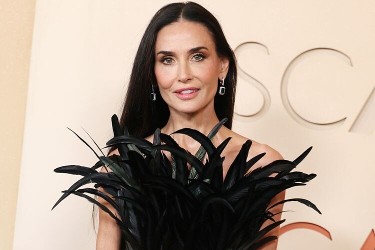 Деми Мур поразила прекрасным платьем с перьями на "Оскаре" 2026