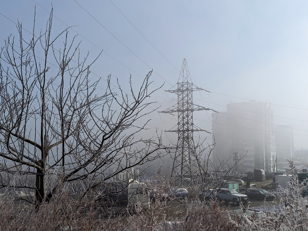 Утренний город в убегающем тумане. 