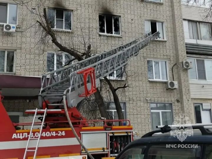 Хабаровские пожарные спасли одиннадцать человек из горящего дома