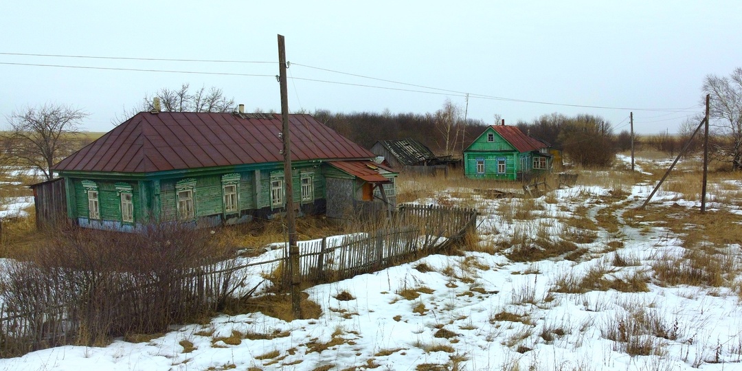 ЕЩЁ ВЧЕРА ТУТ ЖИЛИ! ЕСТЬ ЭЛЕКТРИЧЕСТВО И ДАЖЕ ПРОДУКТЫ В БРОШЕННЫХ ДОМАХ. НЕДАВНО ЗАБРОШЕННАЯ ДЕРЕВНЯ.