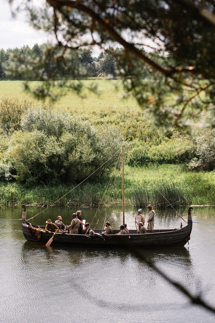    Вот такие ладьи снимались в сериале. Фото: телеканал "Россия"