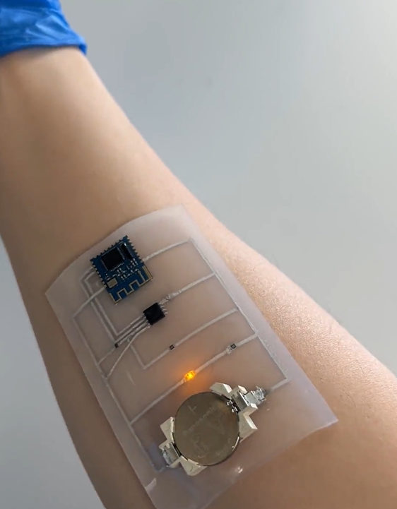 Прикрепляемый к коже датчик, изготовленный из порошка жидкого металла. [Предоставлено KAIST]