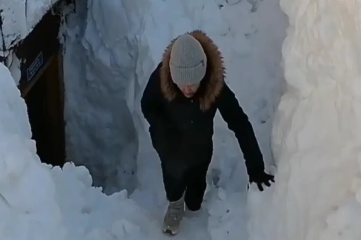    Житель Петропавловска сломал рёбра, упав с 2-метровой горы снега в подъезд