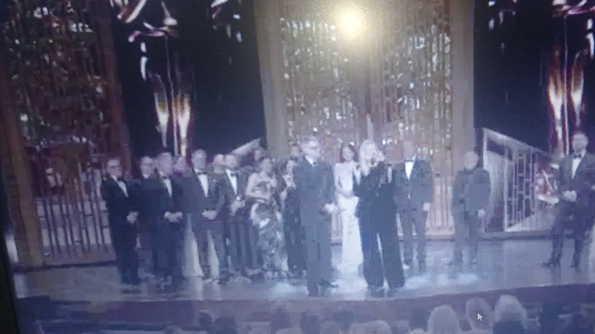 Часть команды"Битвы за битвой" на сцене при вручении "Оскара".