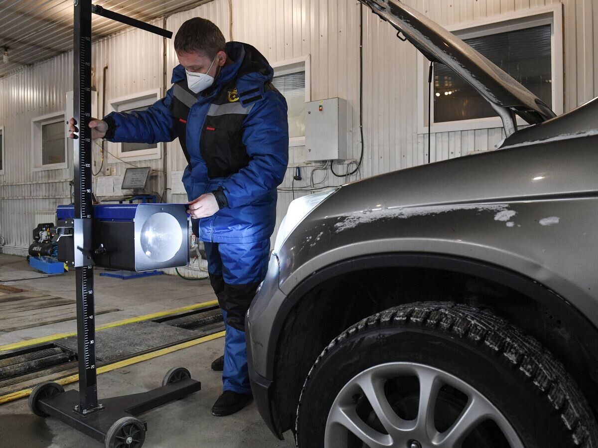    Технический эксперт проводит осмотр автомобиля на пункте технического осмотра | © РИА Новости / Александр Кряжев