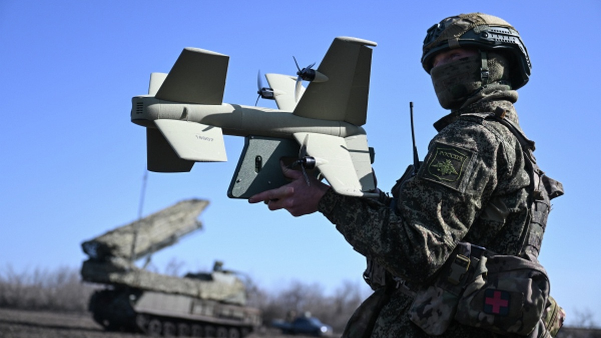    Боец из группы прикрытия ЗРК «Бук-М3» с дроном-перехватчиком «Ёлка» на Добропольском направлении СВО.