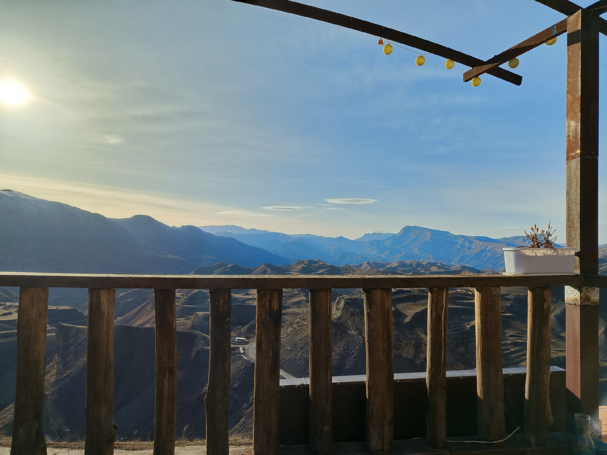 Вид с террасы домика, который мы сняли в Чохе.