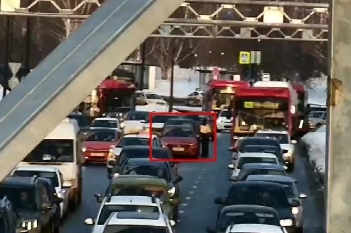    Утром 16 марта на площади Гайдара в Перми произошли сразу две аварии