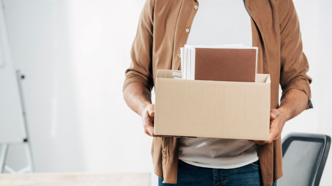 Фото: https://ru.freepik.com/free-photo/close-up-hands-holding-box-with-stuff_11386105.htm#