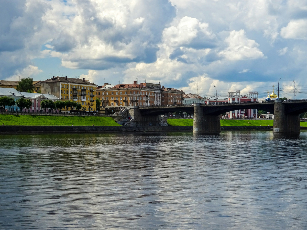 Набережная Волги, с 1923 г. носящая имя Степана Разина, — памятник градостроительства XVIII века, всё по петербургскому образцу застраивали! Фото из библиотеки Unsplash.