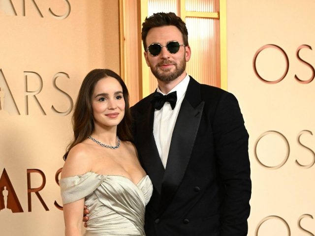    Альба Баптиста и Крис Эванс: Фото: AFF / Alamy Live News